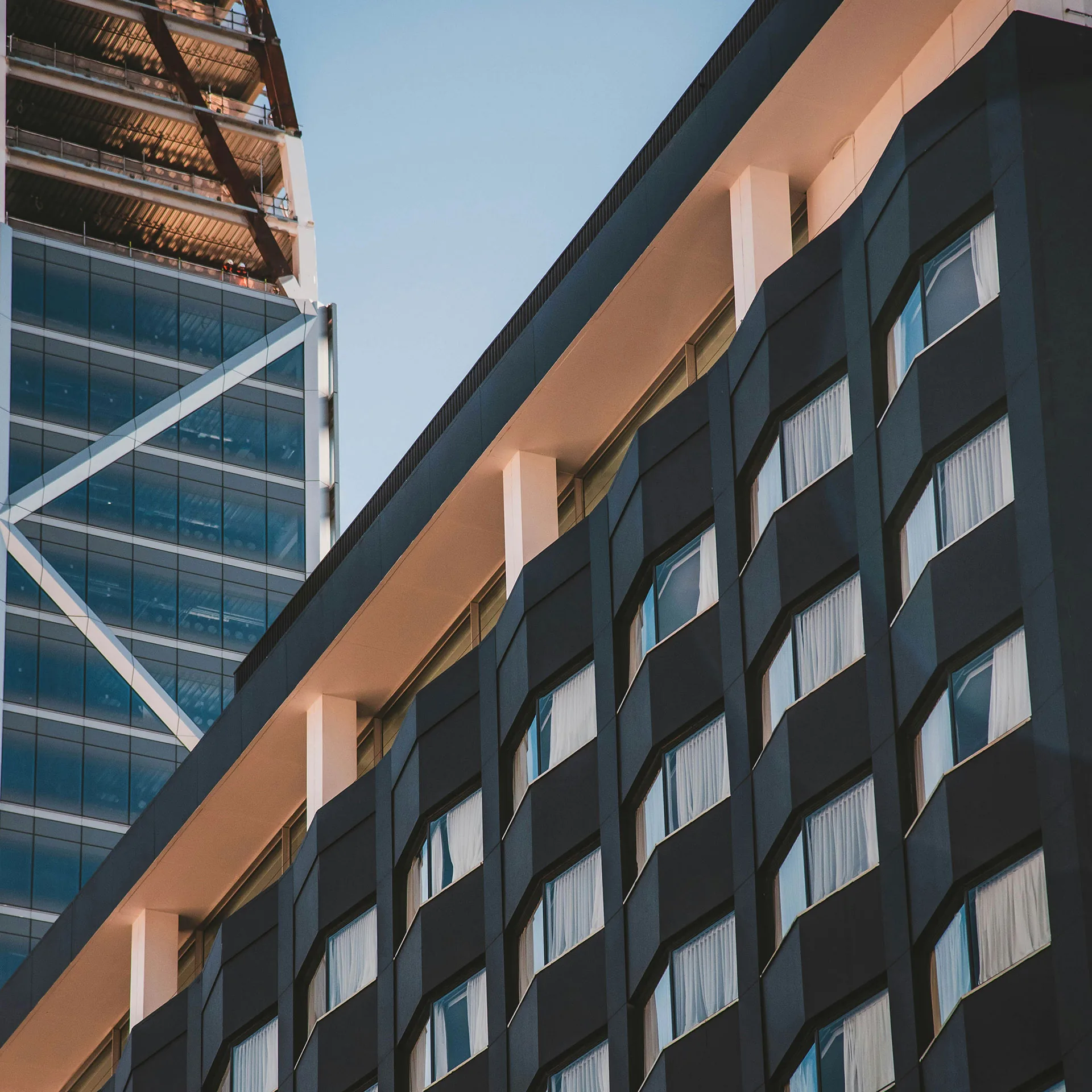 Byggnad i skandinavisk design mot himmel